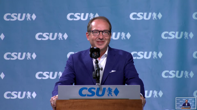 CSU-Spitzenkandidat und Landesgurppenvorsitzender Alexander Dobrinth. ,,Ziel muss doch sein, Flüge genau wie Autos mit Verbrennermotor CO2-neutral zu machen, statt zu verbieten! Elektromobilität, ja - aber wir müssen es doch technologieoffen machen." | Foto: CSUimStadion/Screenshots/nf