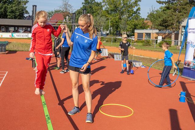 Bayerns Innenminister Joachim Herrmann  stellte auf dem Sportgelände des Post SV Nürnberg gemeinsam mit dem Präsidenten des Bayerischen Landessportverbandes, Jörg Ammon, dem 1. Landesschützenmeister des Bayerischen Sportschützenbundes, Christian Kühn, dem Präsidenten des Oberpfälzer Schützenbundes, Franz Brunner, und der Vizepräsidentin des Behinderten- und Rehabilitations-Sportverbands Bayern, Ria Engelhardt, das neue Gutscheinprogramm vor. Herrmann übergab dabei einen symbolischen Gutschein an eine Gruppe von Kindern.  | Foto: Norbert Wilhelmi/stmi