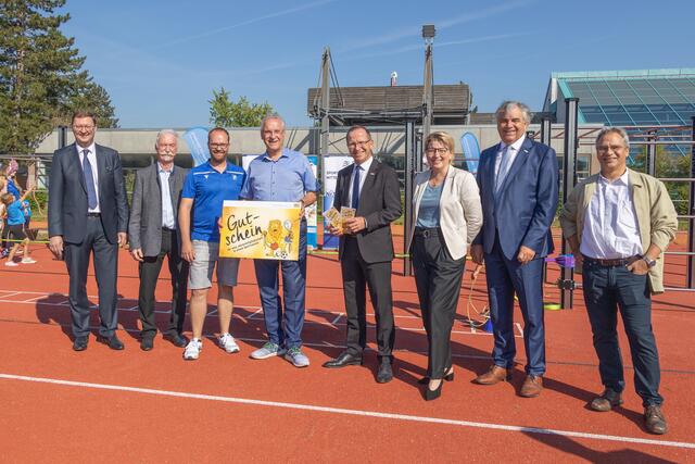 Bayerns Innenminister Joachim Herrmann  stellte auf dem Sportgelände des Post SV Nürnberg gemeinsam mit dem Präsidenten des Bayerischen Landessportverbandes, Jörg Ammon, dem 1. Landesschützenmeister des Bayerischen Sportschützenbundes, Christian Kühn, dem Präsidenten des Oberpfälzer Schützenbundes, Franz Brunner, und der Vizepräsidentin des Behinderten- und Rehabilitations-Sportverbands Bayern, Ria Engelhardt, das neue Gutscheinprogramm vor. Herrmann übergab dabei einen symbolischen Gutschein an eine Gruppe von Kindern.  | Foto: Norbert Wilhelmi/stmi