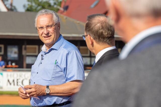 Bayerns Innenminister Joachim Herrmann stellte auf dem Sportgelände des Post SV Nürnberg gemeinsam mit dem Präsidenten des Bayerischen Landessportverbandes, Jörg Ammon, dem 1. Landesschützenmeister des Bayerischen Sportschützenbundes, Christian Kühn, dem Präsidenten des Oberpfälzer Schützenbundes, Franz Brunner, und der Vizepräsidentin des Behinderten- und Rehabilitations-Sportverbands Bayern, Ria Engelhardt, das neue Gutscheinprogramm vor. Herrmann übergab dabei einen symbolischen Gutschein an eine Gruppe von Kindern.