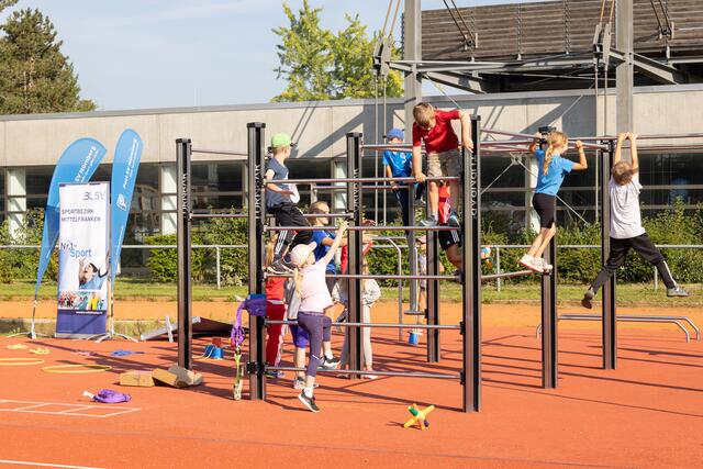 Bayerns Innenminister Joachim Herrmann stellte auf dem Sportgelände des Post SV Nürnberg gemeinsam mit dem Präsidenten des Bayerischen Landessportverbandes, Jörg Ammon, dem 1. Landesschützenmeister des Bayerischen Sportschützenbundes, Christian Kühn, dem Präsidenten des Oberpfälzer Schützenbundes, Franz Brunner, und der Vizepräsidentin des Behinderten- und Rehabilitations-Sportverbands Bayern, Ria Engelhardt, das neue Gutscheinprogramm vor. Herrmann übergab dabei einen symbolischen Gutschein an eine Gruppe von Kindern.  | Foto: Norbert Wilhelmi/stmi