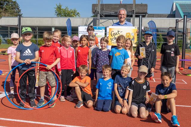 Bayerns Innenminister Joachim Herrmann stellte auf dem Sportgelände des Post SV Nürnberg gemeinsam mit dem Präsidenten des Bayerischen Landessportverbandes, Jörg Ammon, dem 1. Landesschützenmeister des Bayerischen Sportschützenbundes, Christian Kühn, dem Präsidenten des Oberpfälzer Schützenbundes, Franz Brunner, und der Vizepräsidentin des Behinderten- und Rehabilitations-Sportverbands Bayern, Ria Engelhardt, das neue Gutscheinprogramm vor. Herrmann übergab dabei einen symbolischen Gutschein an eine Gruppe von Kindern.  | Foto: Norbert Wilhelmi/stmi