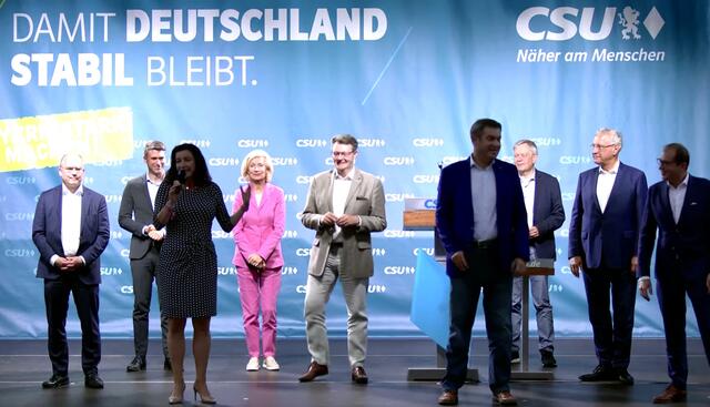 Abschluss der Stadion-Tour in Nürnberg. Moderatorin Dorothee Bär lädt zum Singen der Hymnen ein.  | Foto: CSUimStadion/Screenshots/nf