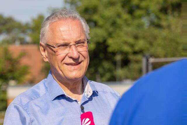 Bayerns Innenminister Joachim Herrmann (stellte auf dem Sportgelände des Post SV Nürnberg gemeinsam mit dem Präsidenten des Bayerischen Landessportverbandes, Jörg Ammon, dem 1. Landesschützenmeister des Bayerischen Sportschützenbundes, Christian Kühn, dem Präsidenten des Oberpfälzer Schützenbundes, Franz Brunner, und der Vizepräsidentin des Behinderten- und Rehabilitations-Sportverbands Bayern, Ria Engelhardt, das neue Gutscheinprogramm vor. Herrmann übergab dabei einen symbolischen Gutschein an eine Gruppe von Kindern.  | Foto: Norbert Wilhelmi/stmi