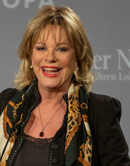 Lisa Fitz kritisiert Politiker, egal ob von links oder rechts.  | Foto: Armin Weigel/dpa