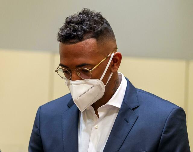 Der Fußball-Profi und ehemalige Nationalspieler Jerome Boateng im Amtsgericht München.  | Foto:  Peter Kneffel/dpa
