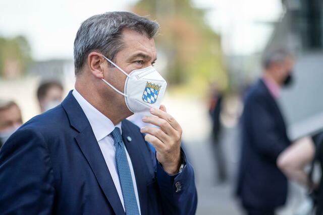 Ministerpräsident Dr. Markus Söder auf dem Weg zum CSU-Parteitag in Nürnberg.  | Foto: Daniel Karmann/dpa