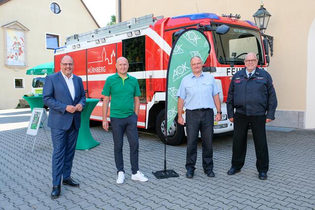 Freuen sich sehr über die Kooperation der Feuerwehr und AOK Bayern (v.l.): Christian Vogel, Dritter Bürgermeister der Stadt Nürnberg, Horst Leitner, Direktor der AOK in Mittelfranken, Volker Skrok, Oberbranddirektor der Berufsfeuerwehr, und Günter Herzog, ehem. Stadtbrandrat.