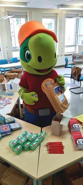 Tim, das Nürnberger-Kinderrechte-Maskottchen, half im Jugendamt beim Tüten-Packen fleißig mit.