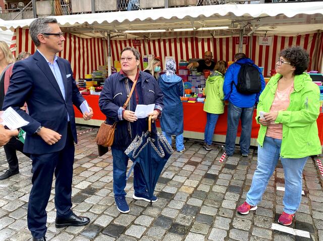 Wirtschaftsreferent Dr. Michael Fraas, Christine Beeck, Leiterin des Marktamtes im Gespräch mit Heike Rustler an ihrem Stand mit Tupperware und Haushaltswaren.  | Foto: Nicole Fuchsbauer