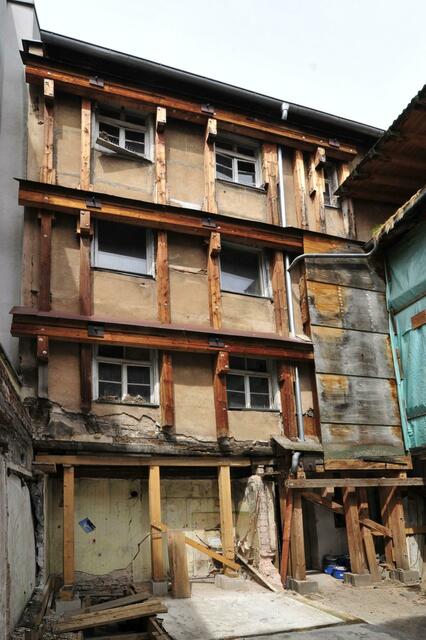 Hoffassade Vorderhaus Hintere Ledergasse 43 vor der Sanierung.