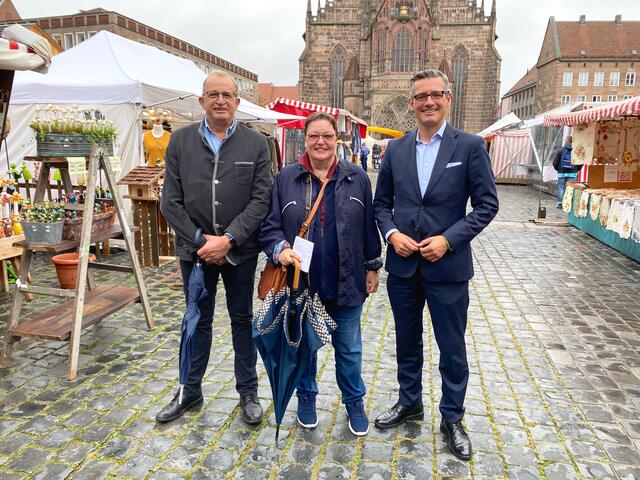 Um den Besuchern auch in Corona-Zeiten einen sicheren Marktbesuch zu ermöglichen, wurden u.a. die Gänge zwischen den Buden erweitert: (v.l.) Georg Bernhard, 1. Vorstand Bayerischer Landesverband der Marktkaufleute und Schausteller e.V., Bezirksstelle Nürnberg, Leiterin des Marktamts Christine Beeck und Wirtschaftsreferent Dr. Michael Fraas.