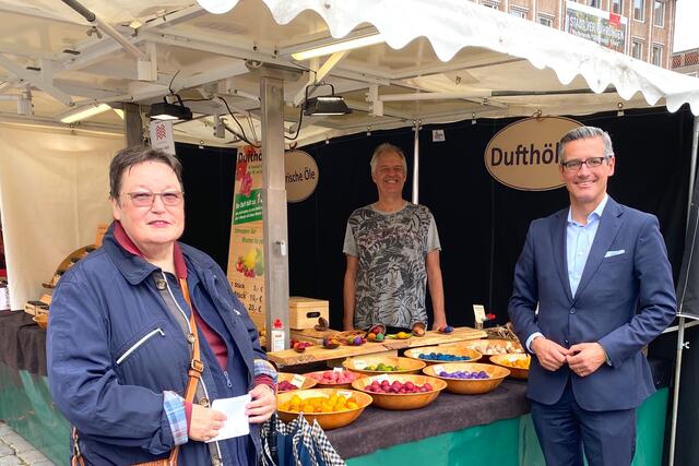 Christine Beeck, Leiterin des Marktamtes mit Aussteller Christian Scheid und Wirtschaftsreferent Dr. Michael Fraas. | Foto: Nicole Fuchsbauer