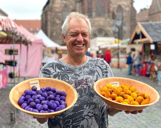 Neu auf dem Herbstmarkt: Christian Scheid mit Dufthölzern und Ölen.