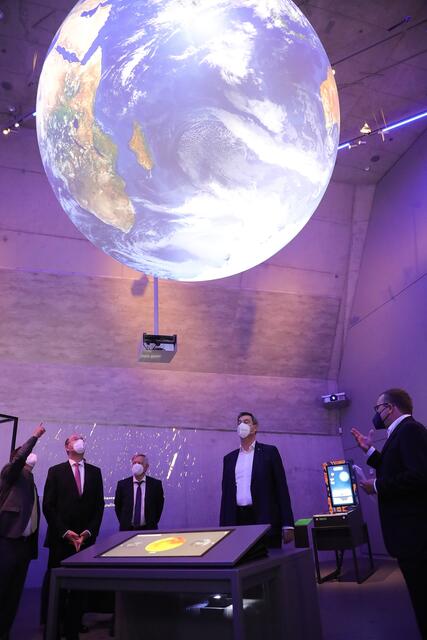 Unter der Decke hängt ein drei Meter großer Globus. Auf die Kugel können Satellitenbilder projiziert werden. | Foto: Jürgen Friedrich