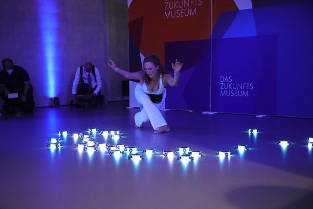 Spektakuläre Show: das Roboter-Ballett verzauberte die Eröffnungsgäste. | Foto: Jürgen Friedrich