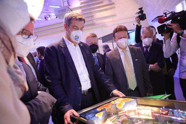 Markus Söder wagt ein Spiel beim Rundgang durch die Ausstellung. | Foto: Jürgen Friedrich