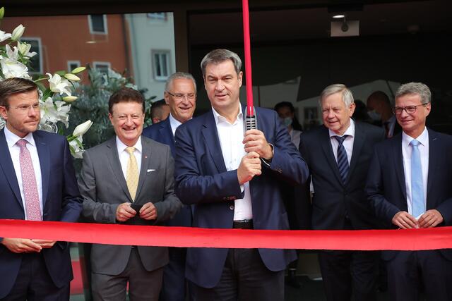 Gleich saust das Lichtschwert herab (v.li.): OB Marcus König, Generaldirektor Prof. Dr. Wolfgang M. Heckl, Innenminister Joachim Herrmann, Ministerpräsident Dr. Markus Söder, Landtags-Vizepräsident Karl Freller und Wissenschaftsminister Bernd Sibler. | Foto: Jürgen Friedrich