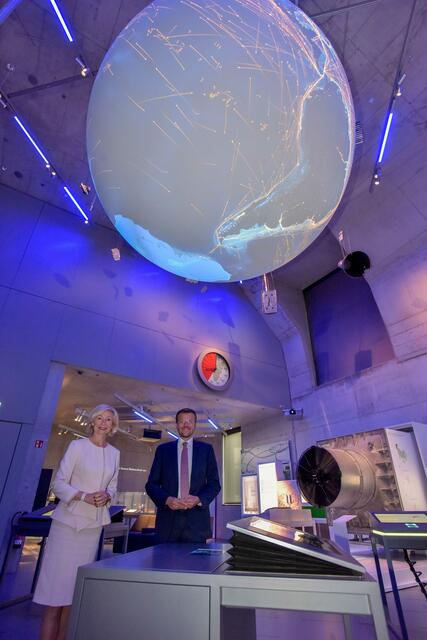 Bürgermeisterin Prof. Dr. Julia Lehner und Oberbürgermeister Marcus König unter einem Exponat der Ausstellung – einem Globus, der aktuelle Satellitendaten übermittelt. | Foto: Christine Dierenbach / Stadt Nürnberg 