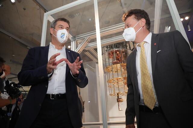 Ministerpräsident Markus Söder mit Hausherr Generaldirektor Prof. Dr. Wolfgang M. Heckl beim Rundgang durch die Ausstellung. | Foto: Jürgen Friedrich