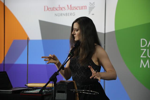 Begleitet wurde der Festakt mit magisch wirkenden Klängen eines Instruments, das "Theremin" heißt. | Foto: Jürgen Friedrich