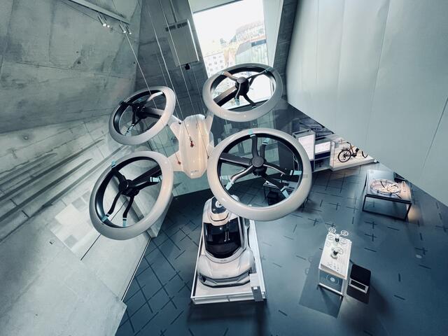 Blick auf das Themenfeld "System Stadt" im zweiten Stockwerk. Hintergrund: Im Jahr 2050 könnten rund 80 Prozent der Weltbevölkerung in Städten mit mehr als zehn Millionen Einwohnern leben. Wie soll die lebenswerte Stadt der Zukunft also aussehen? Wie funktioniert Infrastruktur für solche Mega-Citys? | Foto: Peter Maskow