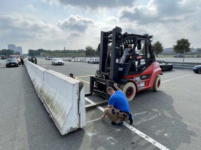 Für die Platzierung der Betonteile ist zentimetergenaues Arbeiten des Staplerfahrers und seiner Helfer nötig. | Foto: Peter Maskow