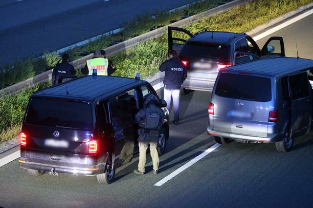 Polizisten stehen mit ihren Fahrzeugen auf der Autobahn 9. | Foto: Ralph Goppelt/Vifogra/dpa