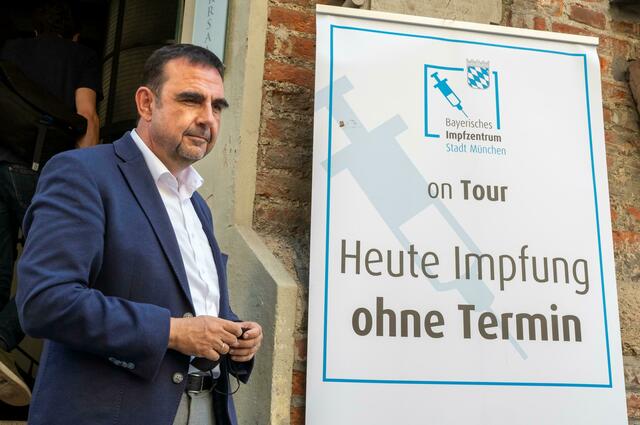 Klaus Holetschek (l, CSU), Staatsminister für Gesundheit und Pflege, bei einer Impfaktion in München.  | Foto: Peter Kneffel/dpa