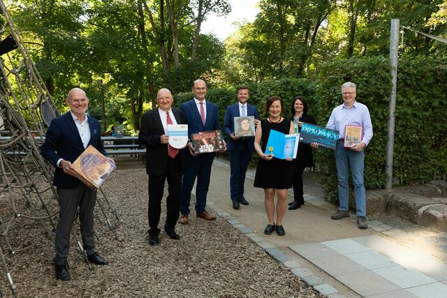 Verleihung der UNESCO-Urkunde ,,Förderung des Brettspiels" an das Spielzeugmuseum Nürnberg am 23. September 2021, v.l.: Thomas Eser, Direktor der Museen und stellvertretend für das Deutsche Spielearchiv Nürnberg, Tom Werneck, Leiter des Bayerischen Spielearchivs München-Haar, Albert Füracker, bayerischer Finanz- und Heimatminister, Oberbürgermeister Marcus König, Karin Falkenberg, Leiterin des Spielzeugmuseums, Scarlett Wisotzki, Spielwarenmesse, und Jens Junge, Institut für Ludologie, Berlin-Nürnberg.