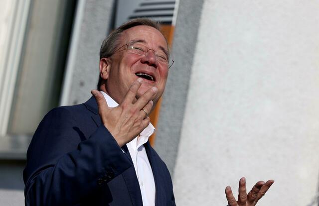 Armin Laschet, Bundesvorsitzender der CDU, Spitzenkandidat seiner Partei und Ministerpräsident von Nordrhein-Westfalen, nach der Stimmabgabe zur Bundestagswahl.  | Foto: Rolf Vennenbernd/dpa