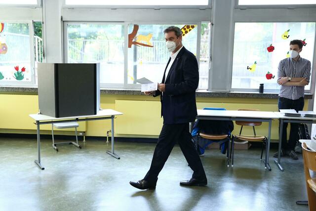 Der bayerische Ministerpräsident Markus Söder (CSU) gibt in der Theodor Billroth Schule seine Stimme zur Bundestagswahl 2021 ab. | Foto: Daniel Karmann/dpa