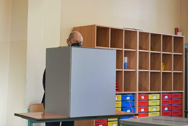 SPD-Kanzlerkandidat Olaf Scholz gibt in der Max Dortu Schule seine Stimme ab zur Bundestagswahl.  | Foto: Michael Kappeler/dpa Pool/dpa