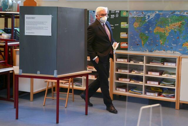 Bundespräsident Frank-Walter Steinmeier gibt seine Stimme für die Bundestagswahl in der Erich-Kästner-Grundschule ab.  | Foto: Kai Pfaffenbach/Reuters/Pool/dpa