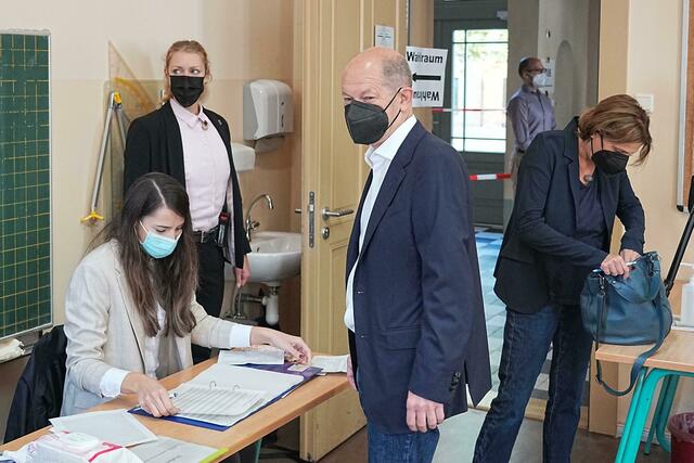 SPD-Kanzlerkandidat Olaf Scholz gibt mit seiner Frau Britta Ernst (r) in der Max Dortu Schule seine Stimme ab zur Bundestagswahl.  | Foto: Michael Kappeler/dpa Pool/dpa