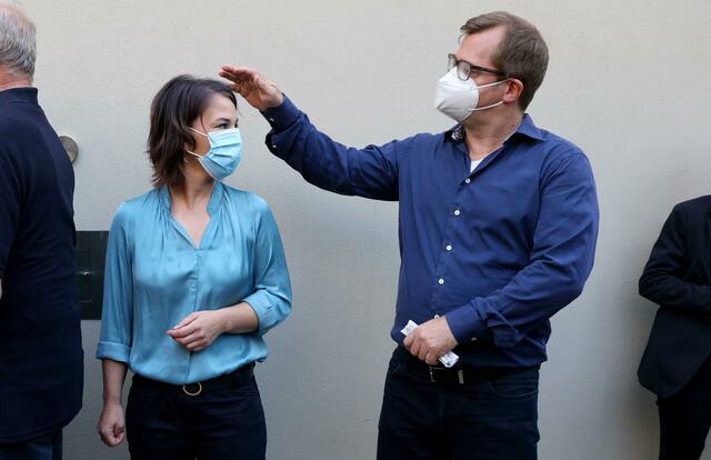 Annalena Baerbock, Kanzlerkandidatin und Bundesvorsitzende von Bündnis 90/Die Grünen und ihre Ehemann Daniel Holefleisch kommen zur Stimmabgabe. | Foto: Jan Woitas/dpa