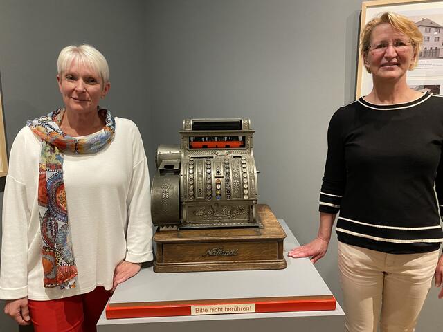 Die Sachgebietsleiterinnen Alexandra Herzog und Ruth Kollinger haben die Sammlung zusammengetragen und die Ausstellung kuratiert.