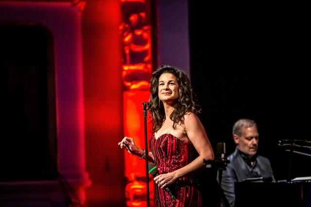 Sängerin Caroline Kiesewetter singt mit Winehouse die Titel „I love Paris“ und „Let’s Fall in Love“ im Duett.