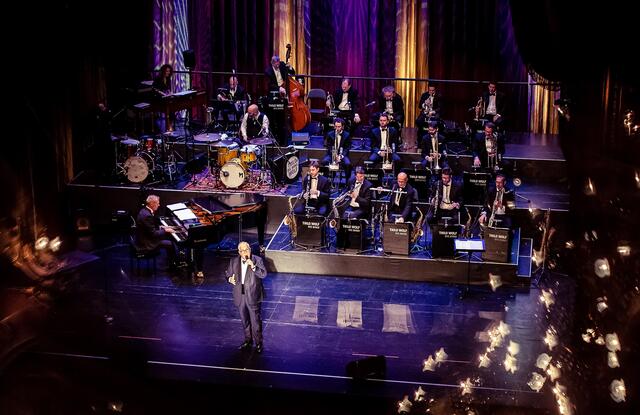 Mitch Winehouse und die Thilo Wolf Big Band präsentieren das neue Album „Swinging Cole Porter“.