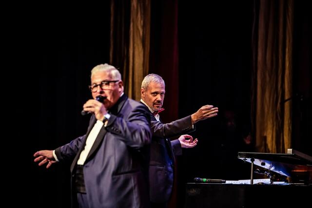 Mitch Winehouse und die Thilo Wolf Big Band präsentieren das neue Album „Swinging Cole Porter“.