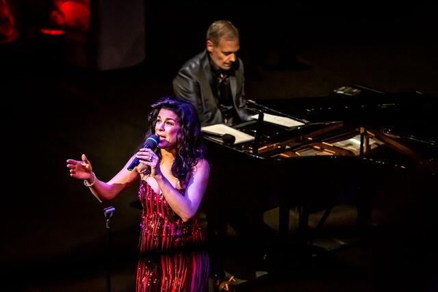 Sängerin Caroline Kiesewetter singt mit Winehouse die Titel „I love Paris“ und „Let’s Fall in Love“ im Duett.