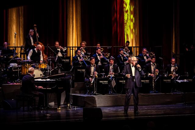 Mitch Winehouse und die Thilo Wolf Big Band präsentieren das neue Album „Swinging Cole Porter“.