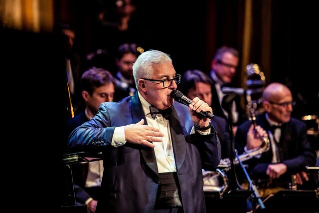 Mitch Winehouse und die Thilo Wolf Big Band präsentieren das neue Album „Swinging Cole Porter“.