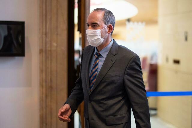 Hubert Aiwanger, Wirtschaftsminister und Landesvorsitzender der Freien Wähler in Bayern, verlässt den Plenarsaal im bayerischen Landtag.  | Foto: Matthias Balk/dpa