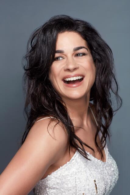 Sängerin Caroline Kiesewetter singt mit Winehouse die Titel „I love Paris“ und „Let’s Fall in Love“ im Duett.