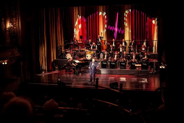 Mitch Winehouse und die Thilo Wolf Big Band präsentieren das neue Album „Swinging Cole Porter“.