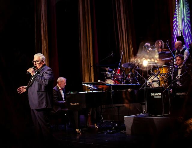 Mitch Winehouse und die Thilo Wolf Big Band präsentieren das neue Album „Swinging Cole Porter“.