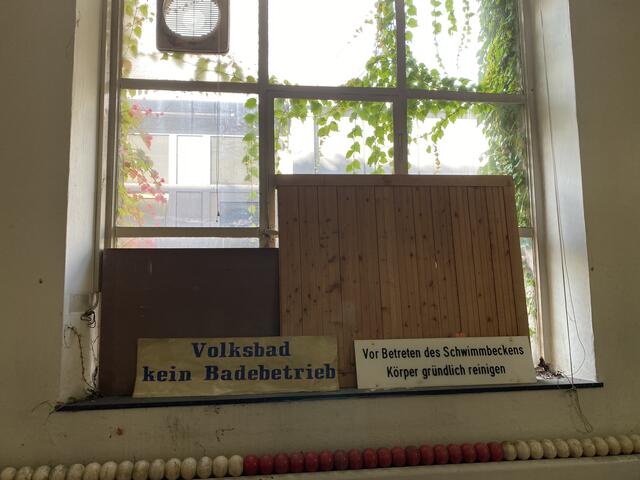 Viele alte Schätzchen wurden für die Fans gesammelt. Für den guten Zweck kann man sich ein Stückchen Original-Volksbad mit nach Hause nehmen.  | Foto: Nicole Fuchsbauer