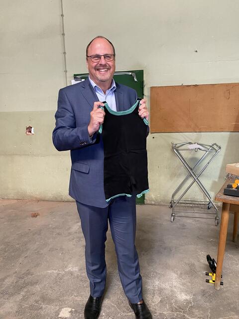 Nicht verkäuflich! Weder Bürgermeister Christian Vogel noch der Kinderbadeanzug.  | Foto: Nicole Fuchsbauer