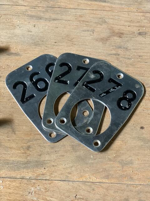 Viele alte Schätzchen wurden für die Fans gesammelt. Für den guten Zweck kann man sich ein Stückchen Original-Volksbad mit nach Hause nehmen.  | Foto: Nicole Fuchsbauer